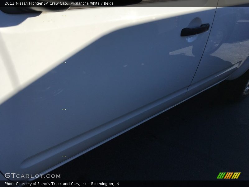 Avalanche White / Beige 2012 Nissan Frontier SV Crew Cab