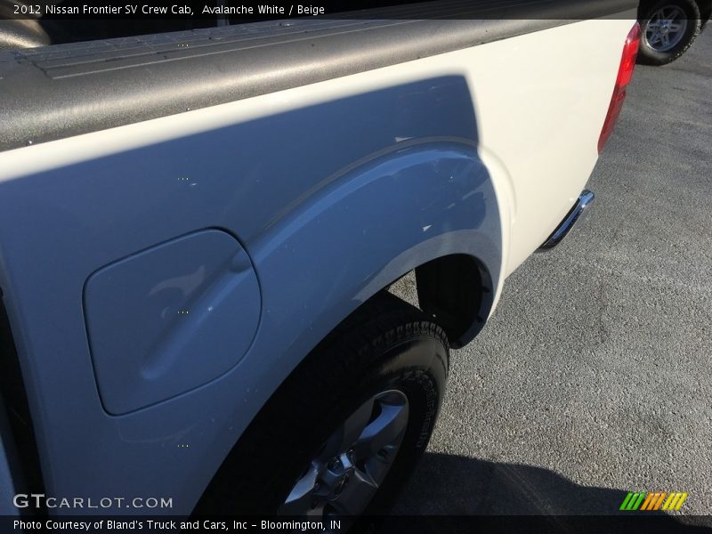 Avalanche White / Beige 2012 Nissan Frontier SV Crew Cab