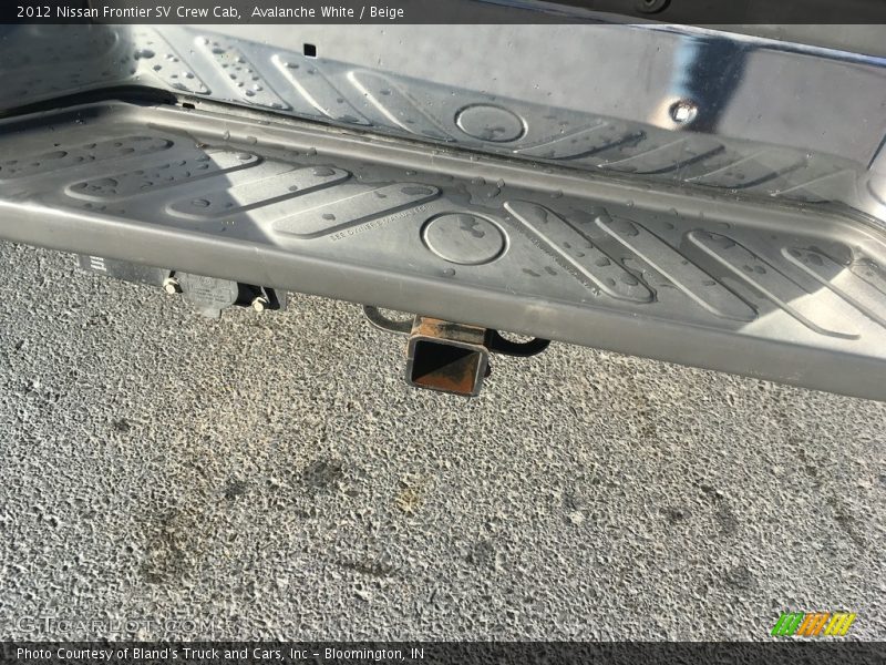Avalanche White / Beige 2012 Nissan Frontier SV Crew Cab