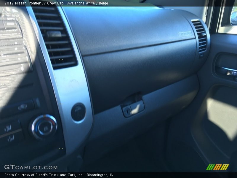 Avalanche White / Beige 2012 Nissan Frontier SV Crew Cab