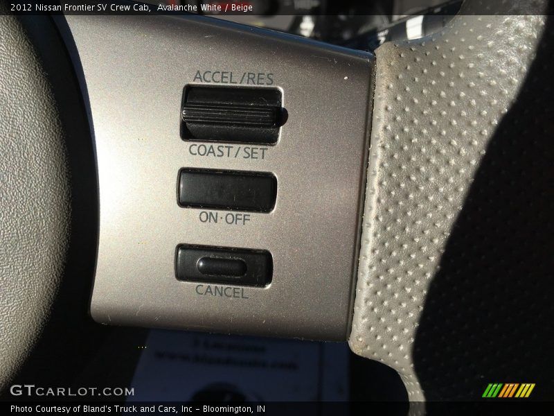 Avalanche White / Beige 2012 Nissan Frontier SV Crew Cab