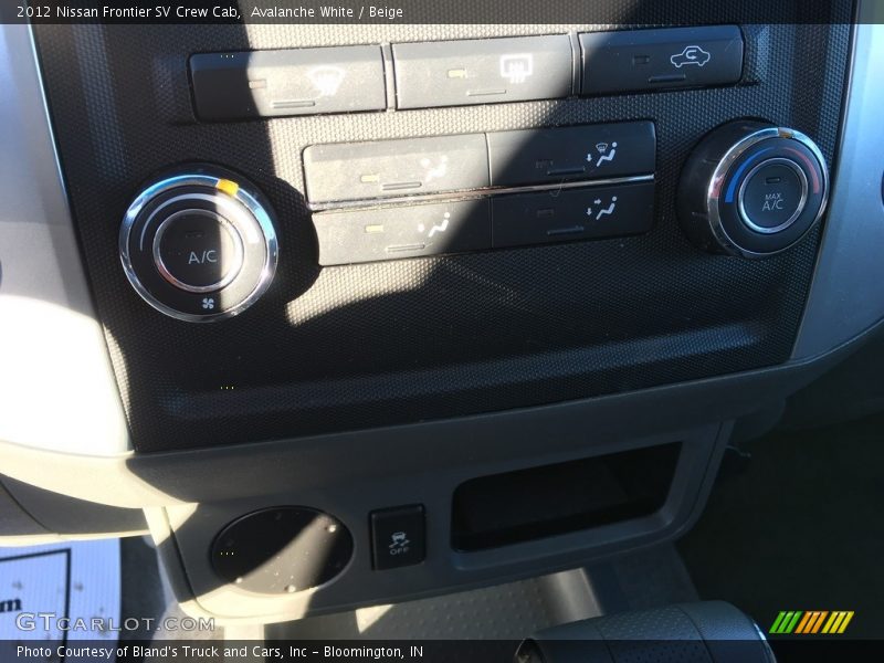 Avalanche White / Beige 2012 Nissan Frontier SV Crew Cab