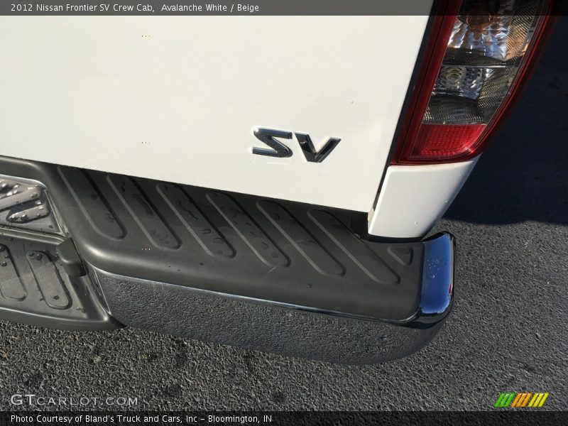 Avalanche White / Beige 2012 Nissan Frontier SV Crew Cab