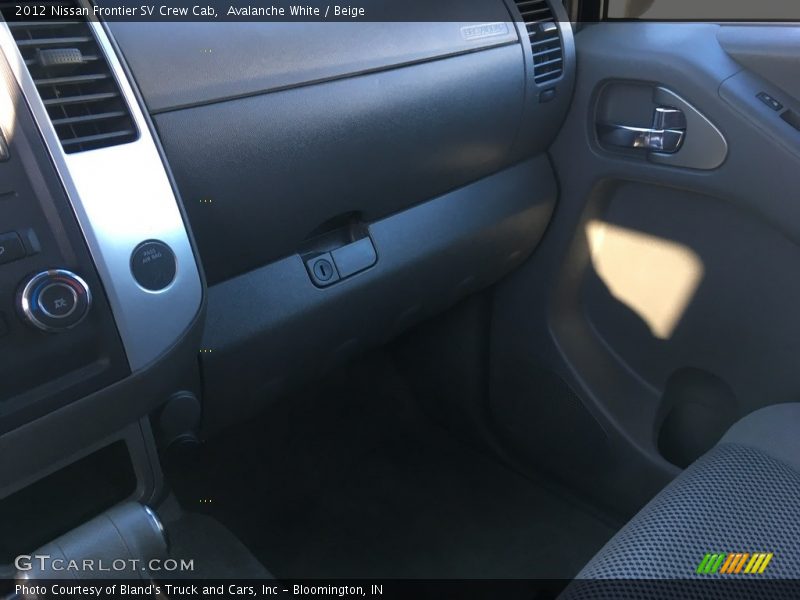 Avalanche White / Beige 2012 Nissan Frontier SV Crew Cab