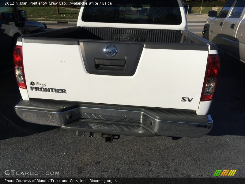 Avalanche White / Beige 2012 Nissan Frontier SV Crew Cab