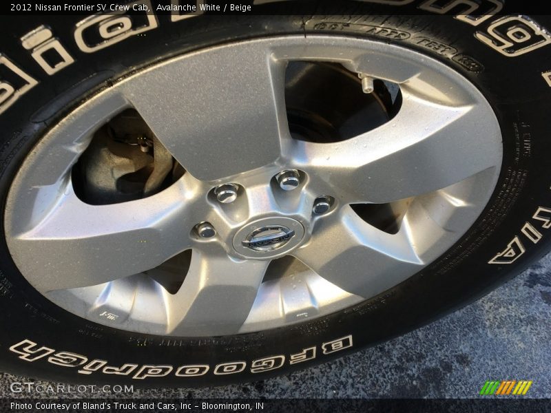 Avalanche White / Beige 2012 Nissan Frontier SV Crew Cab
