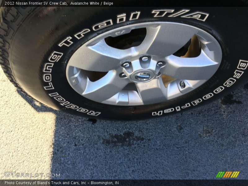 Avalanche White / Beige 2012 Nissan Frontier SV Crew Cab