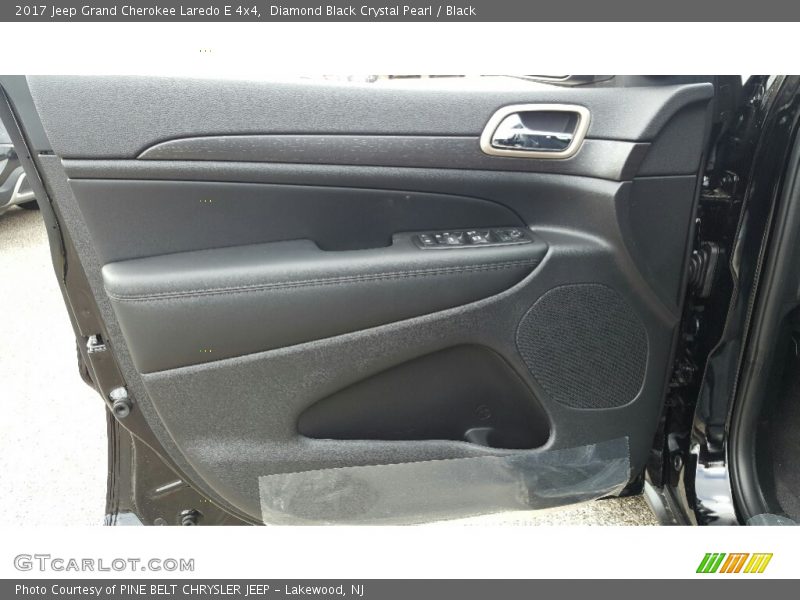 Diamond Black Crystal Pearl / Black 2017 Jeep Grand Cherokee Laredo E 4x4