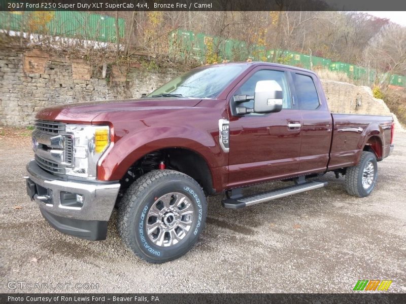 Front 3/4 View of 2017 F250 Super Duty XLT SuperCab 4x4