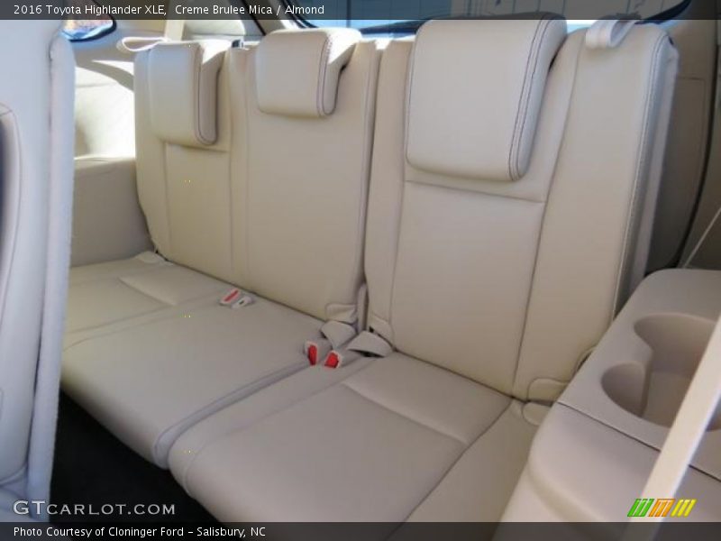 Creme Brulee Mica / Almond 2016 Toyota Highlander XLE