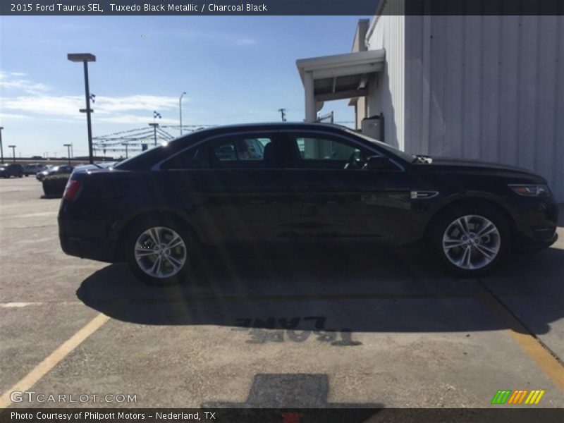 Tuxedo Black Metallic / Charcoal Black 2015 Ford Taurus SEL
