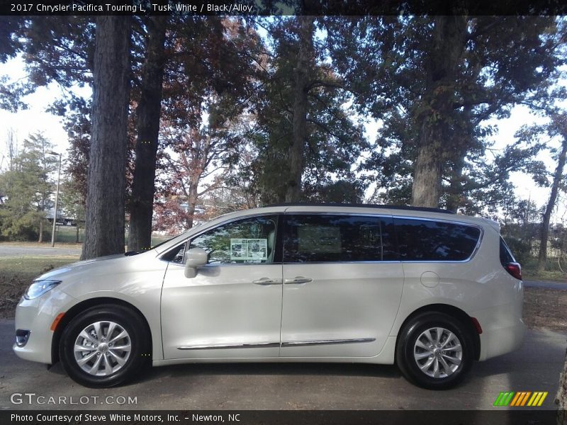 Tusk White / Black/Alloy 2017 Chrysler Pacifica Touring L