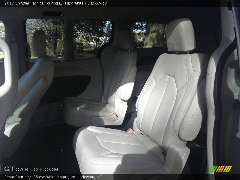 Tusk White / Black/Alloy 2017 Chrysler Pacifica Touring L