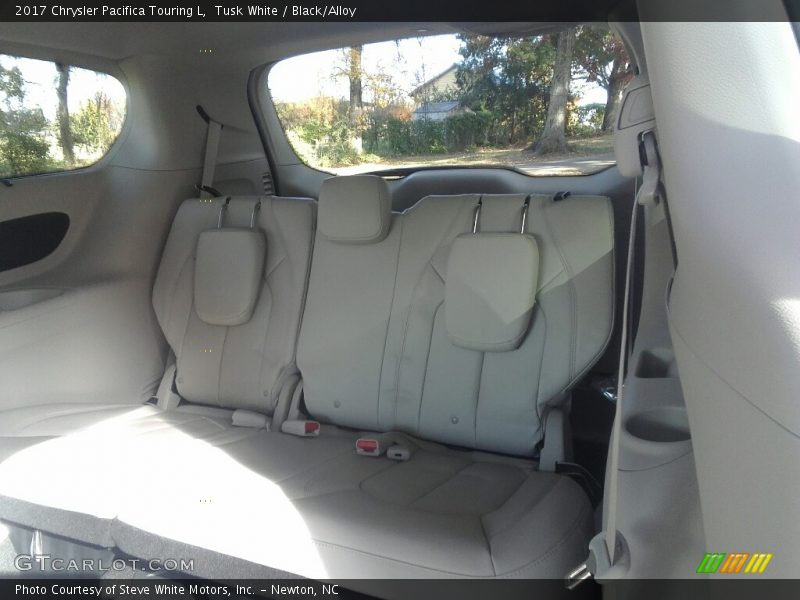 Tusk White / Black/Alloy 2017 Chrysler Pacifica Touring L