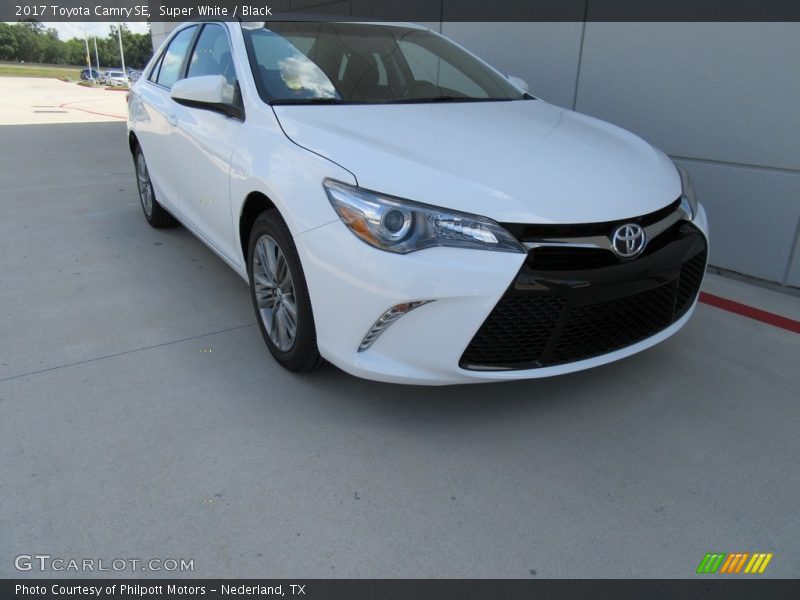 Super White / Black 2017 Toyota Camry SE