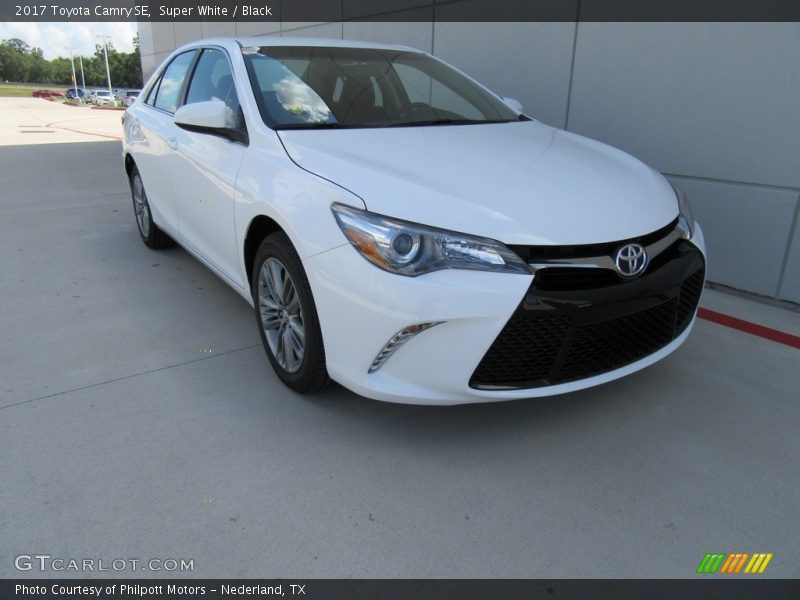 Super White / Black 2017 Toyota Camry SE