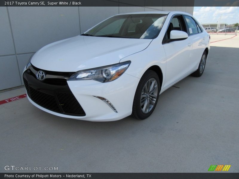 Super White / Black 2017 Toyota Camry SE