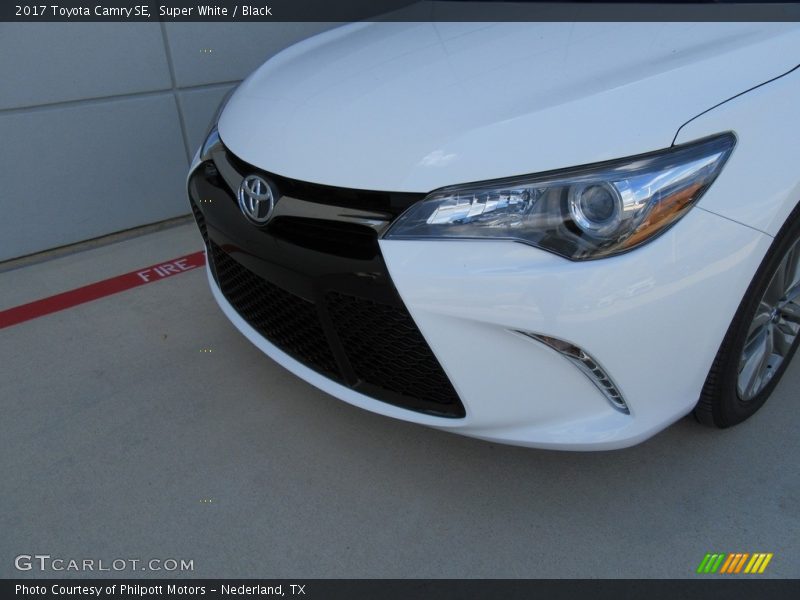 Super White / Black 2017 Toyota Camry SE