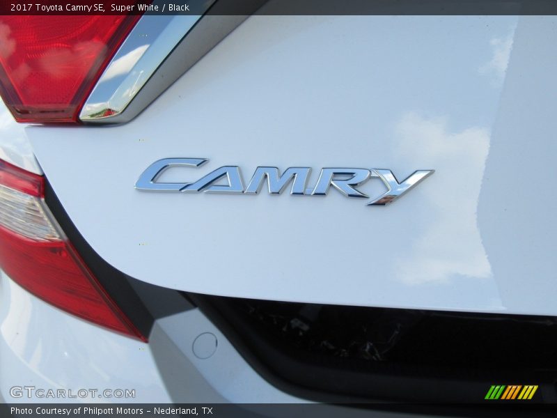 Super White / Black 2017 Toyota Camry SE