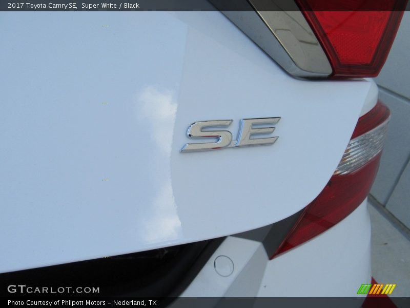 Super White / Black 2017 Toyota Camry SE