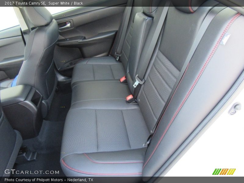 Super White / Black 2017 Toyota Camry SE