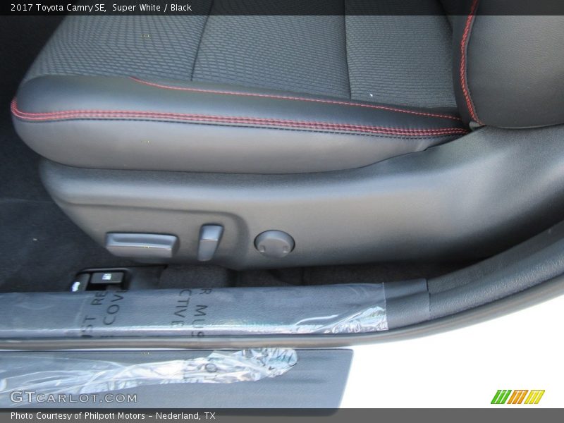 Super White / Black 2017 Toyota Camry SE