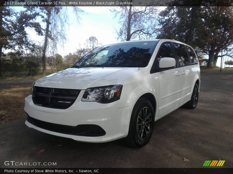 Front 3/4 View of 2017 Grand Caravan SE Plus
