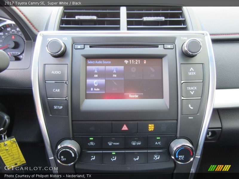 Super White / Black 2017 Toyota Camry SE