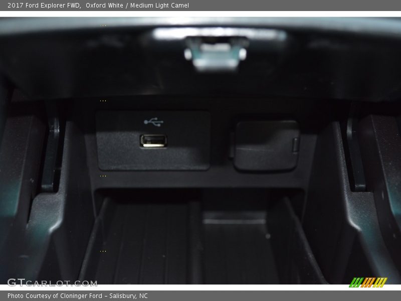 Oxford White / Medium Light Camel 2017 Ford Explorer FWD