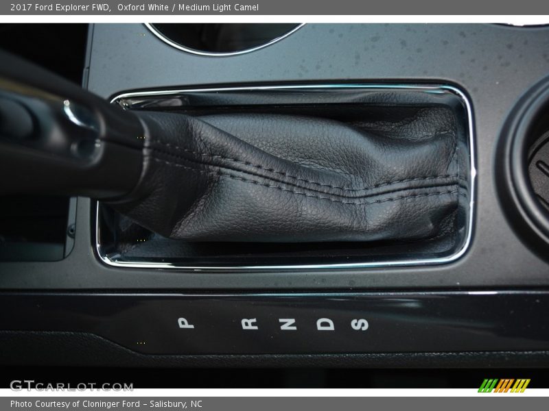Oxford White / Medium Light Camel 2017 Ford Explorer FWD