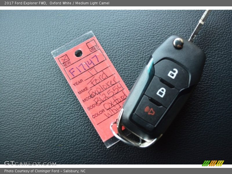 Oxford White / Medium Light Camel 2017 Ford Explorer FWD