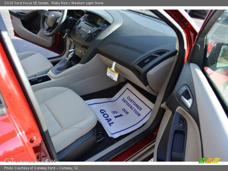 Ruby Red / Medium Light Stone 2016 Ford Focus SE Sedan