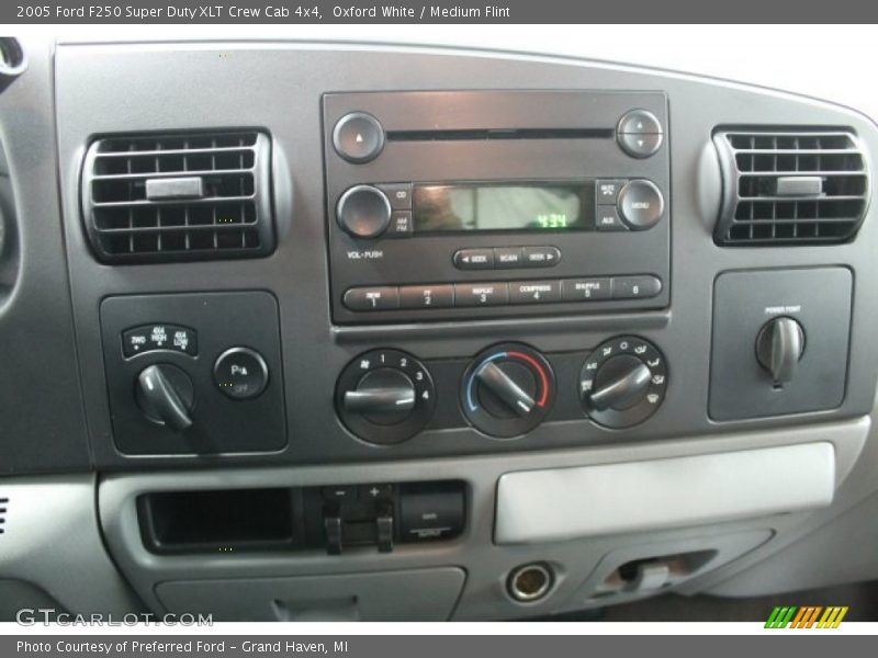 Oxford White / Medium Flint 2005 Ford F250 Super Duty XLT Crew Cab 4x4