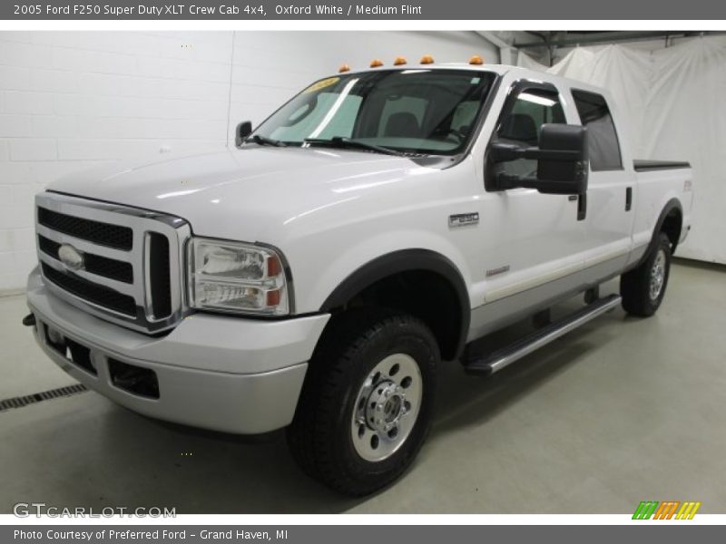 Oxford White / Medium Flint 2005 Ford F250 Super Duty XLT Crew Cab 4x4