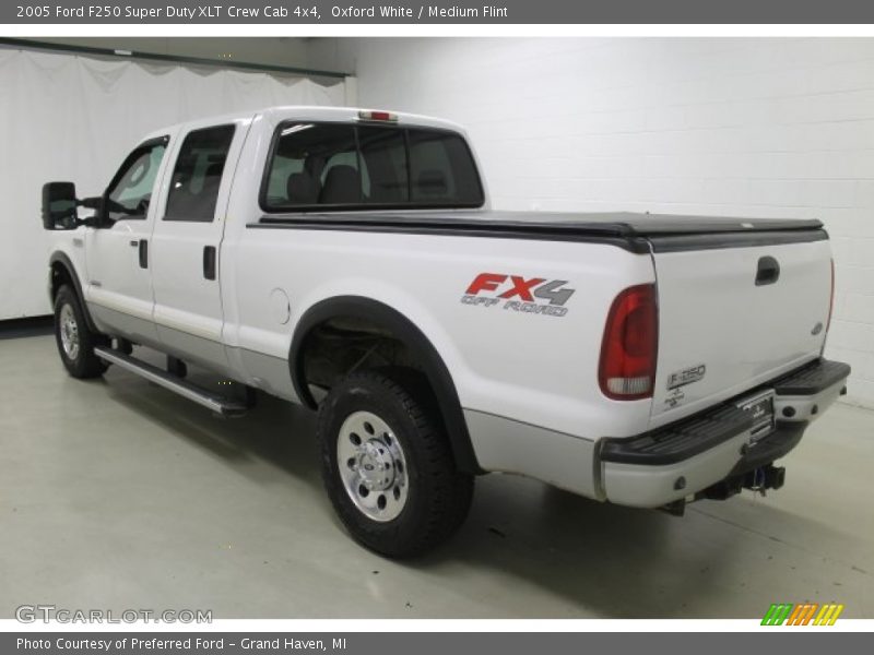 Oxford White / Medium Flint 2005 Ford F250 Super Duty XLT Crew Cab 4x4