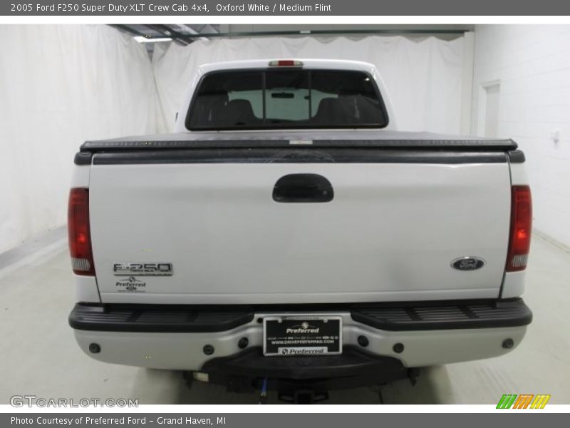 Oxford White / Medium Flint 2005 Ford F250 Super Duty XLT Crew Cab 4x4
