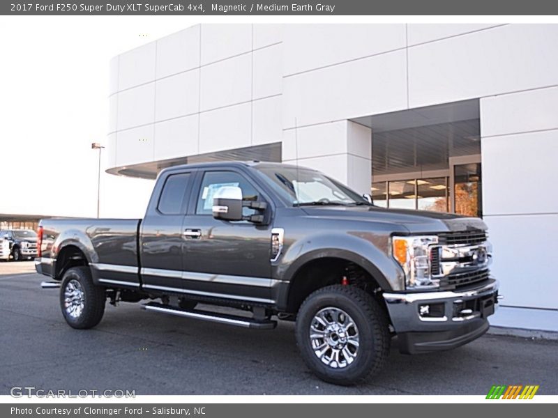 Front 3/4 View of 2017 F250 Super Duty XLT SuperCab 4x4