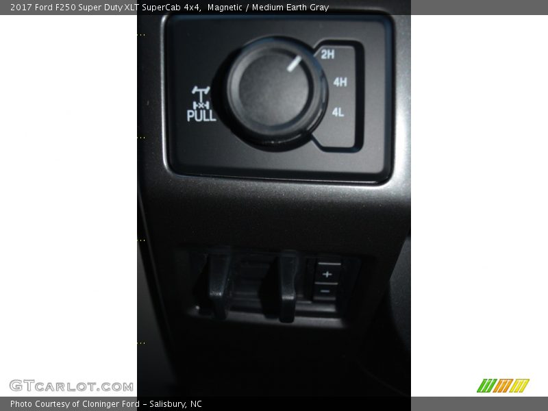 Magnetic / Medium Earth Gray 2017 Ford F250 Super Duty XLT SuperCab 4x4