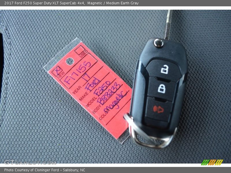 Magnetic / Medium Earth Gray 2017 Ford F250 Super Duty XLT SuperCab 4x4