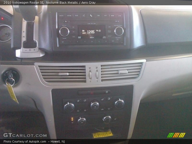 Nocturne Black Metallic / Aero Gray 2010 Volkswagen Routan SE