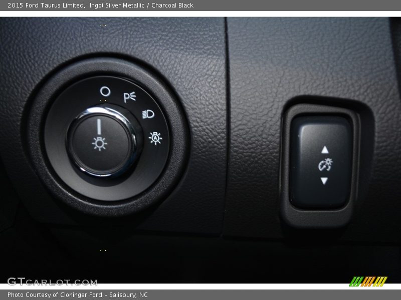 Ingot Silver Metallic / Charcoal Black 2015 Ford Taurus Limited
