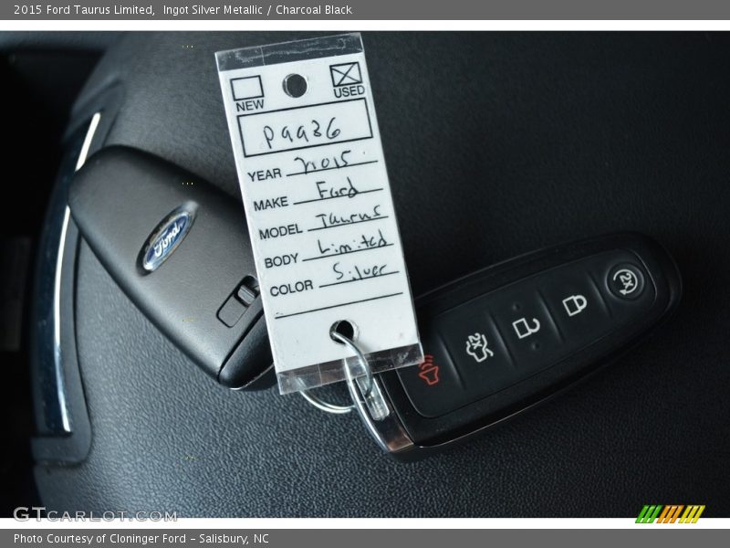 Ingot Silver Metallic / Charcoal Black 2015 Ford Taurus Limited
