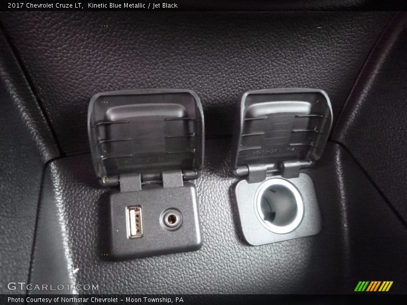 Kinetic Blue Metallic / Jet Black 2017 Chevrolet Cruze LT
