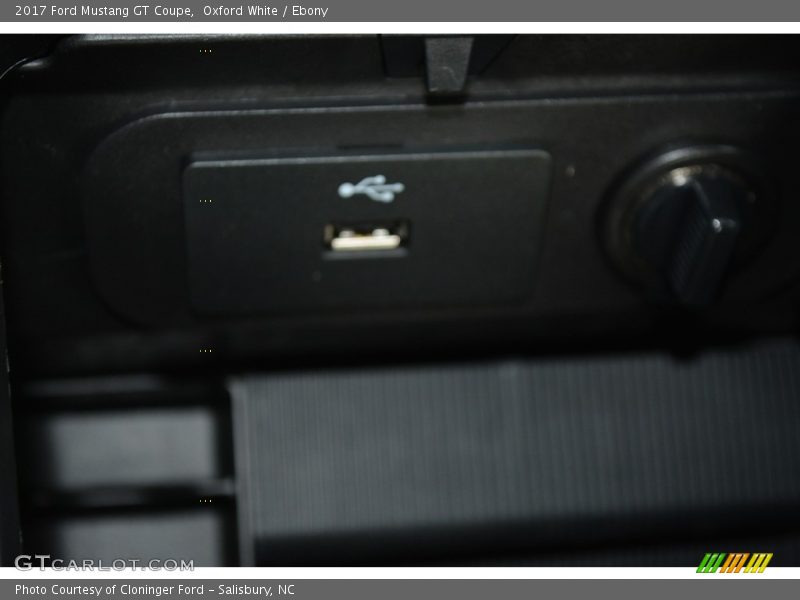 Oxford White / Ebony 2017 Ford Mustang GT Coupe