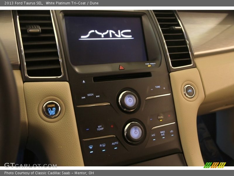 White Platinum Tri-Coat / Dune 2013 Ford Taurus SEL