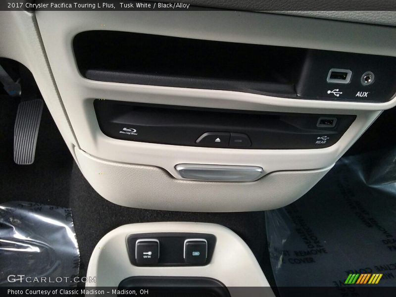 Tusk White / Black/Alloy 2017 Chrysler Pacifica Touring L Plus