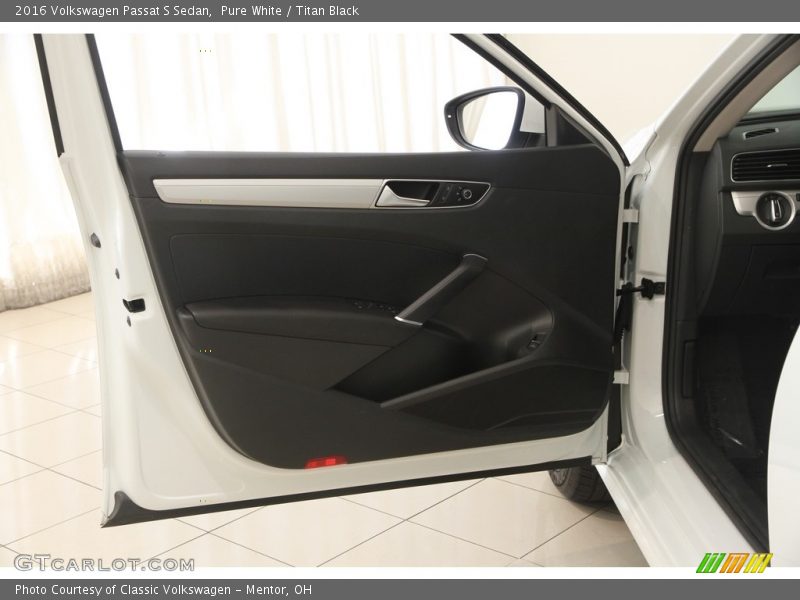 Door Panel of 2016 Passat S Sedan