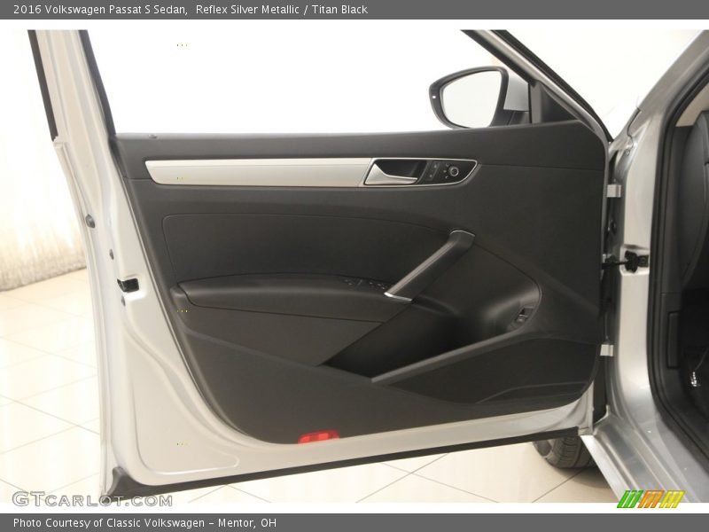 Door Panel of 2016 Passat S Sedan