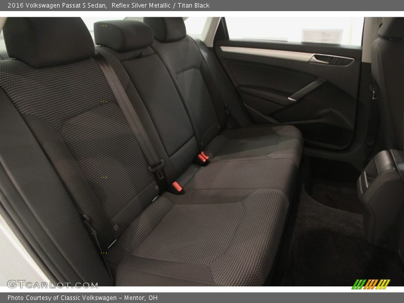 Reflex Silver Metallic / Titan Black 2016 Volkswagen Passat S Sedan