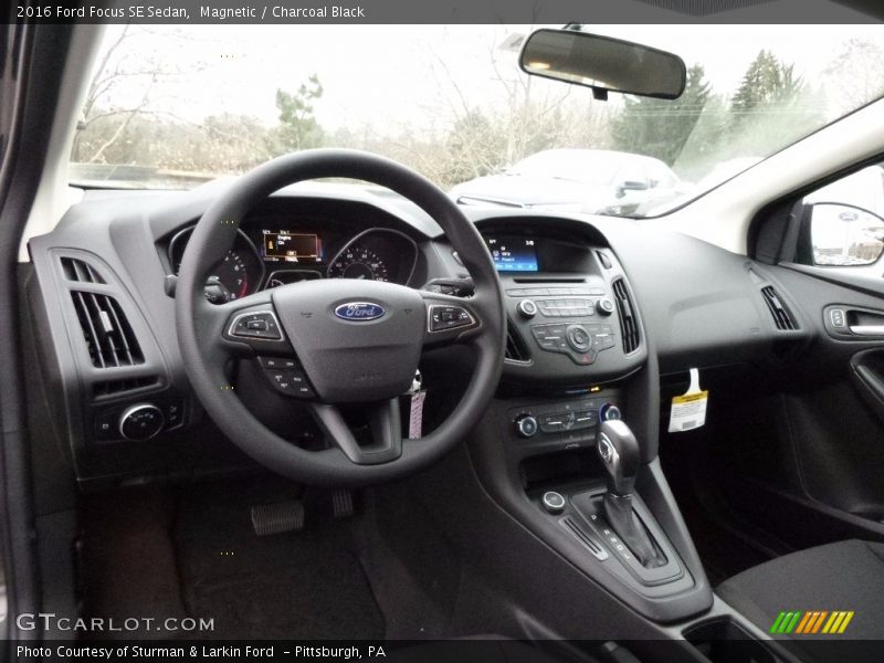 Magnetic / Charcoal Black 2016 Ford Focus SE Sedan